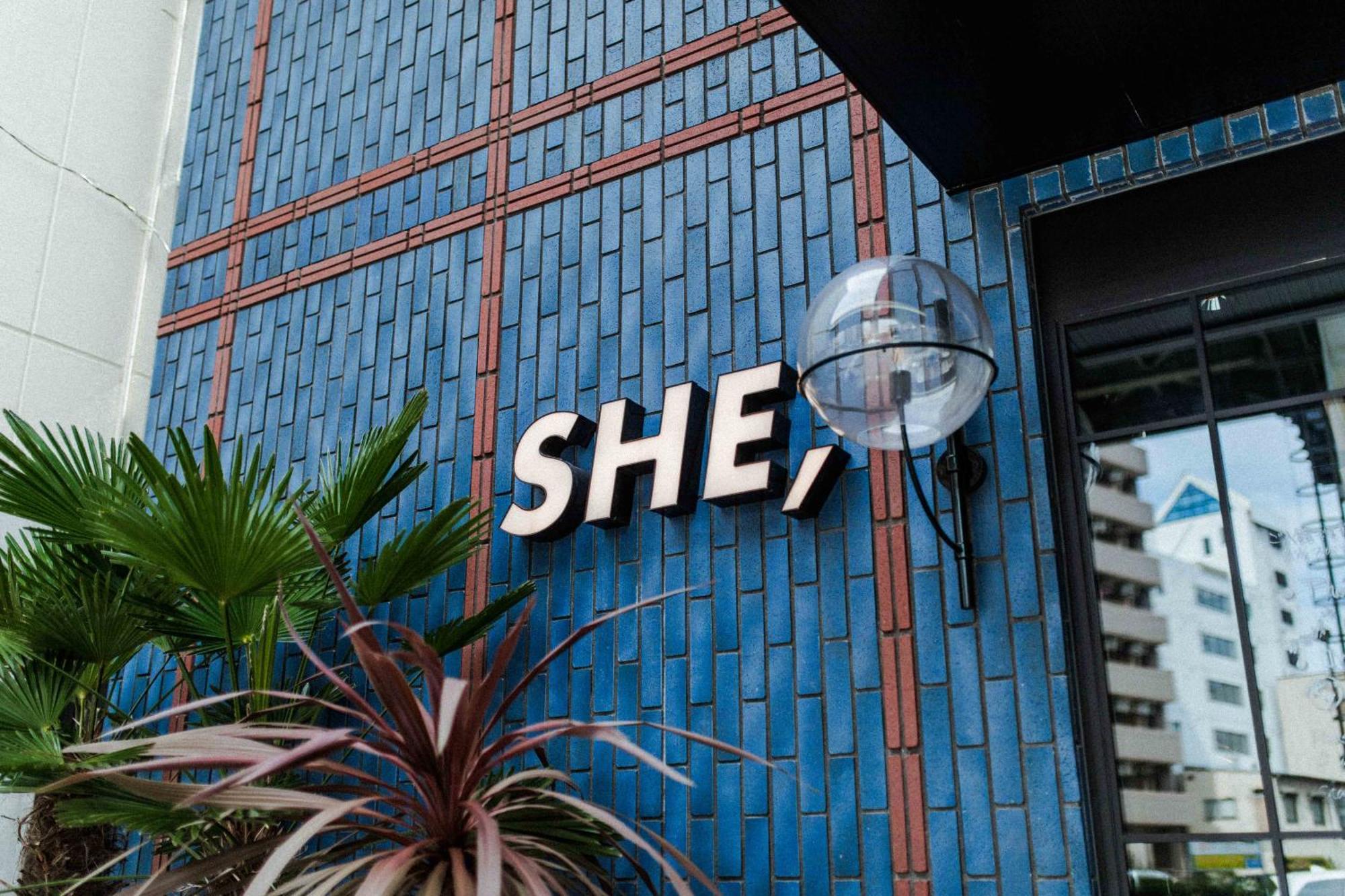 She, Hotel Ōsaka